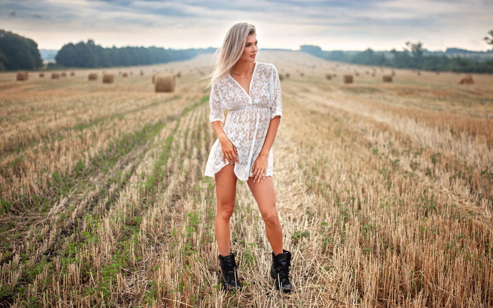 Девушка на поле видео. Девушка на поле видео. Девушка на поле видео. Девушка сзади в поле. Девушка в пшеничном поле.