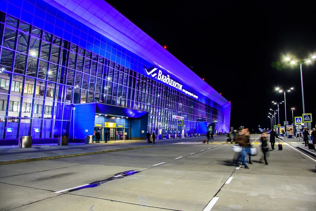 Аэропорт владивосток телефон. Аэропорт Владивосток. Аэропорт Владивосток ночью. Площадь Владивосток аэропорт. Аэропорт Владивосток фото.