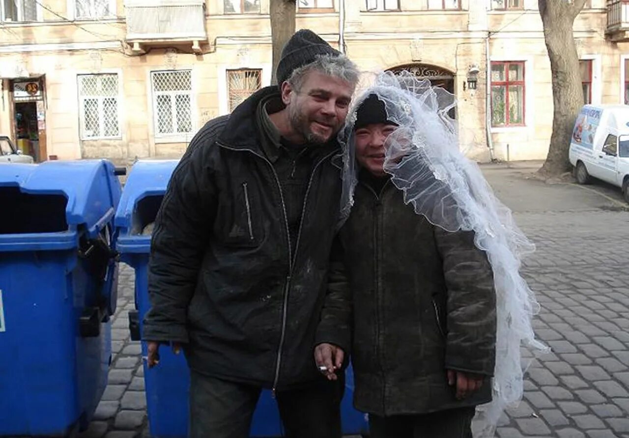 Блогерша лапа с тремя бомжами. Свадьба бомжей.