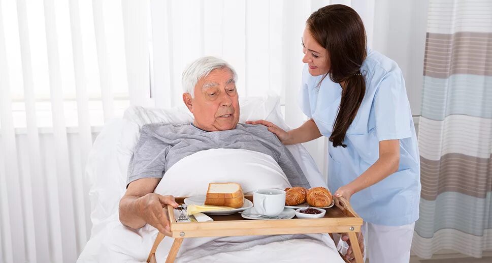Сколько еды лежачему больному. Еда для лежачих больных. Еда для тяжелобольных людей. Столик для пожилых людей для еды в кровать. Питание для пациент лежачих больных.