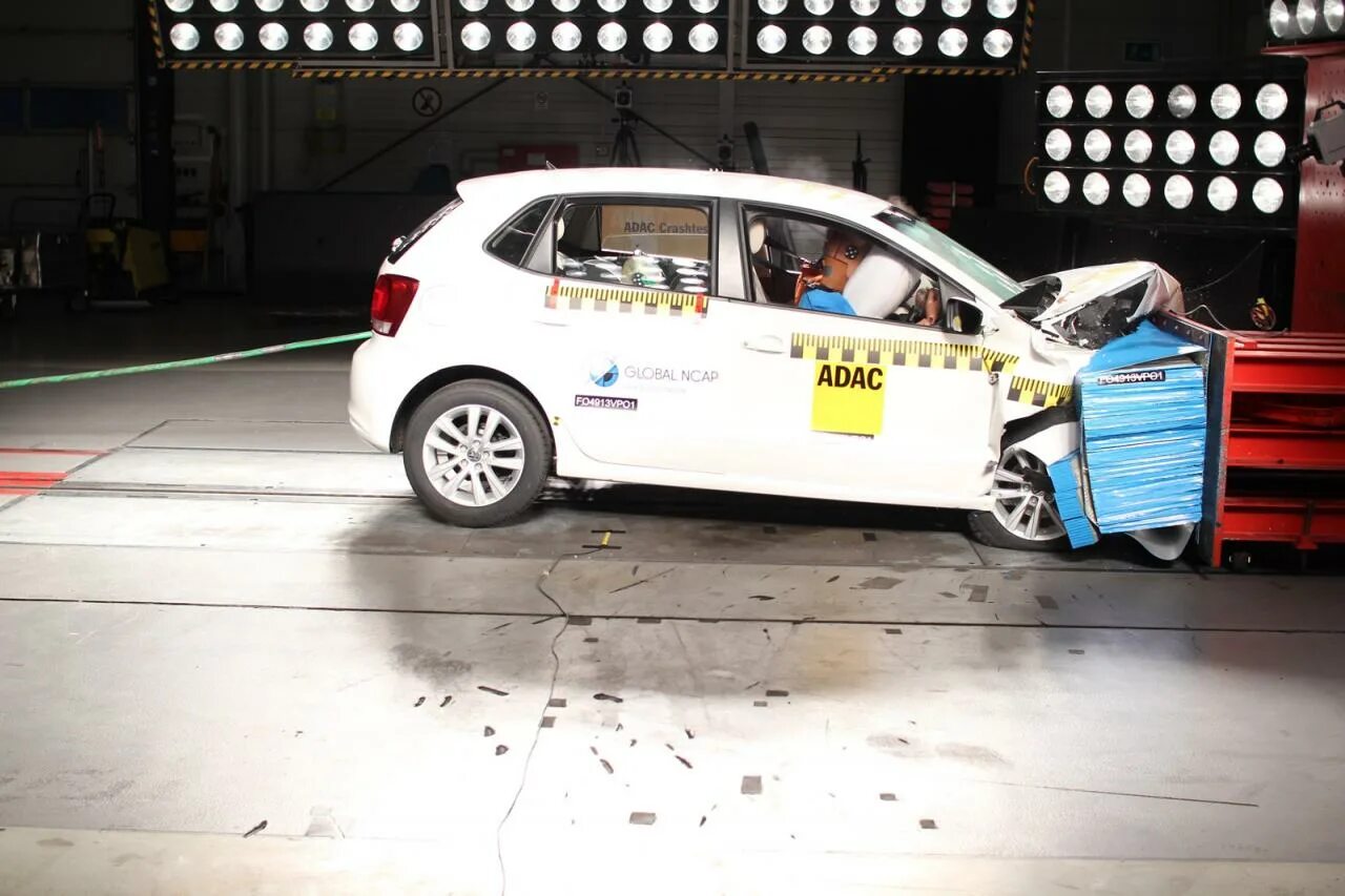 Автомобиль tata nano. Самыпе не ьбезопасные машины. Haval jolyon краш тест. Топ небезопасных автомобилей. Автомобиль tata nano.
