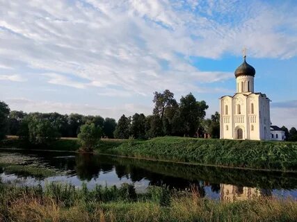 Церковь недалеко от боголюбово на берегу клязьмы