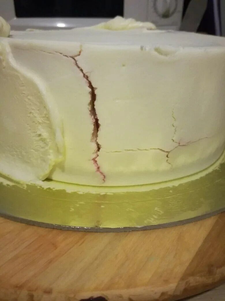 Почему трескается торт. Треснутый торт. Торт с трещиной. Торт с трещинами декор. Потрескался тортик крем.