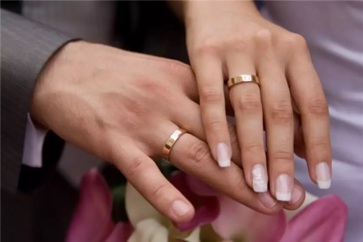 На какой руке носят армяне обручальное кольцо. Золотые обручальные кольца на руках. Кольца обручальные классические на руке. Плоские обручальные кольца на руке. Обручальное кольцо на пальце.