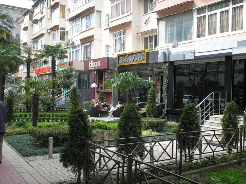 Центральный сочи. Уличные гонки в москве. Навагинская 6 сочи. Курортный проспект 87 сочи. Сочи стрит.