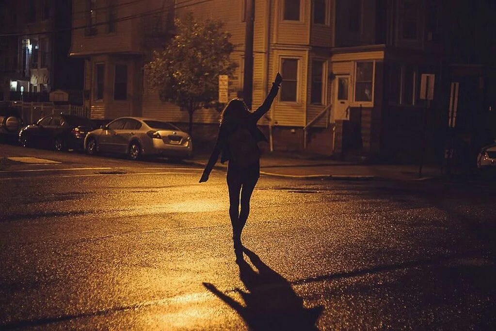 Девочка на улице ночью. Девушка со спины ночью. Девушка гуляет ночью.