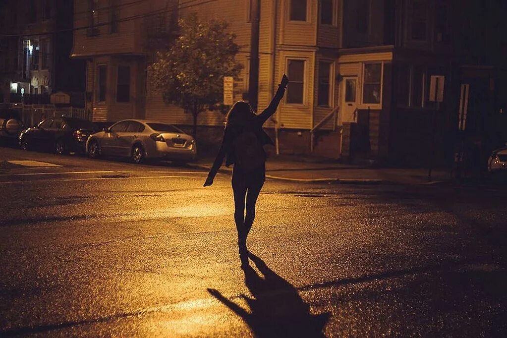 Девушку на сегодня ночью. Девушка вечером на улице. девочка на улице ночью. девушка со спины ночью. девушка гуляет ночью.
