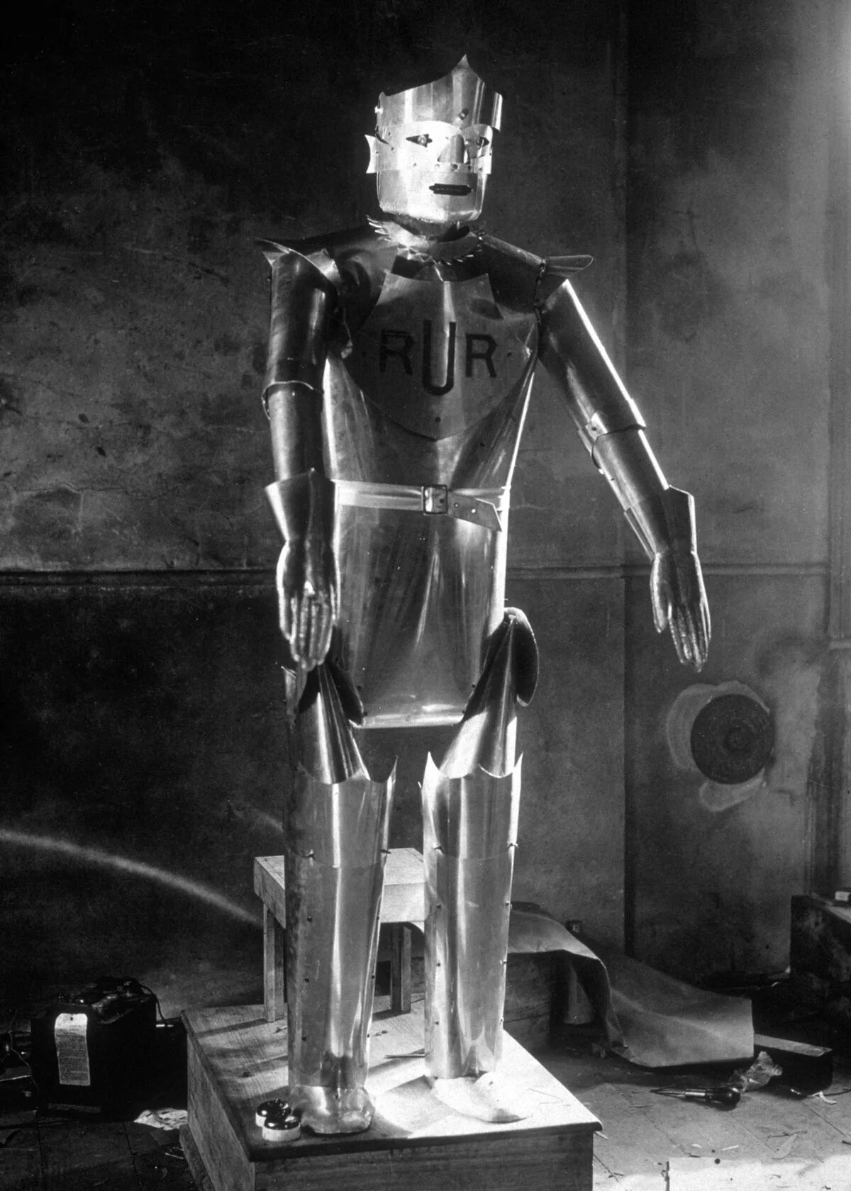 Когда появился первый робот. Карел Чапек робот. R. U. R. («Россумские универсальные роботы») Карел Чапек. Карел Чапек пьеса «универсальные роботы»..