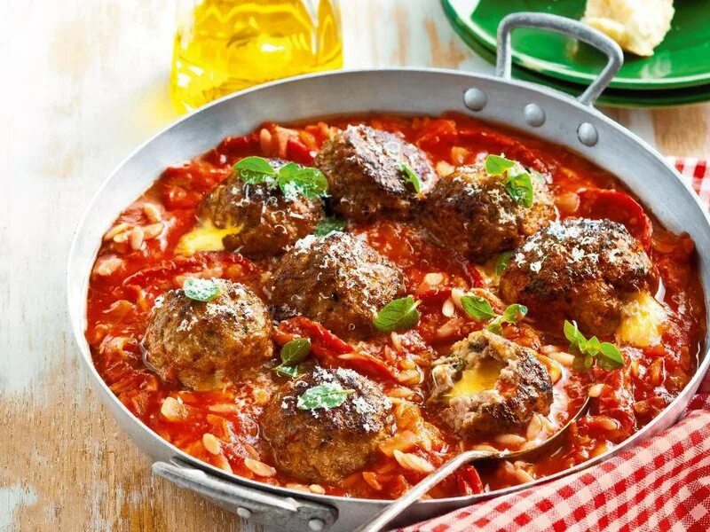 Как тушить фрикадельки. Митболлы в томатном соусе. мясные митболы. тефтели в томатном соусе. мясные фрикадельки с подливкой.