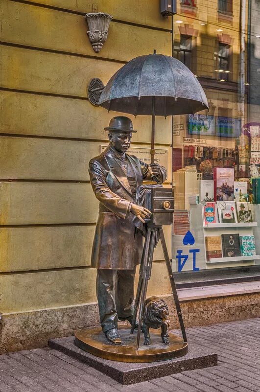 Памятник карлу булле на малой садовой. Фотограф памятник петербург. Памятник петербургскому фотографу на малой садовой. Памятник фотографу на малой садовой. Памятник фотографу в санкт-петербурге на малой садовой.