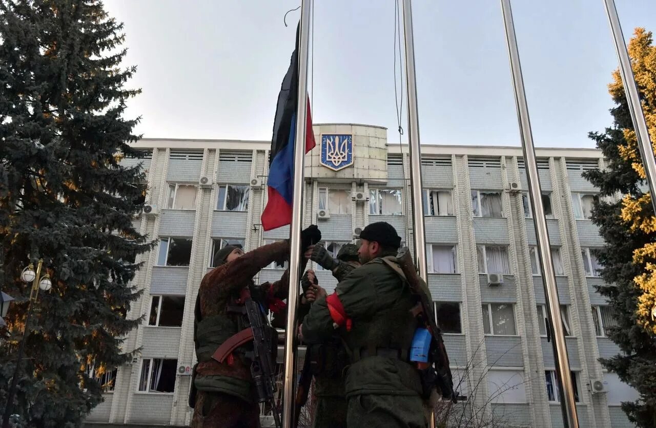 Последние новости дня днр. Поднятие флага. флаг на здании. российская армия на украине.