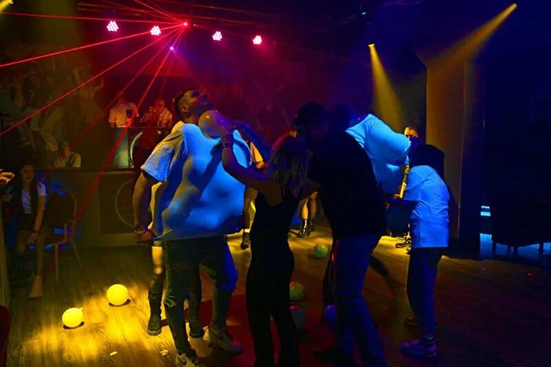 Кафе жара череповец. Мужской клуб жаркая ночь 65 серия. Жаркие ночи в клубе. Клуб жаркая ночь. Ночной клуб жара.