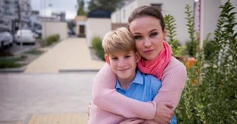 Девушка сына настраивает