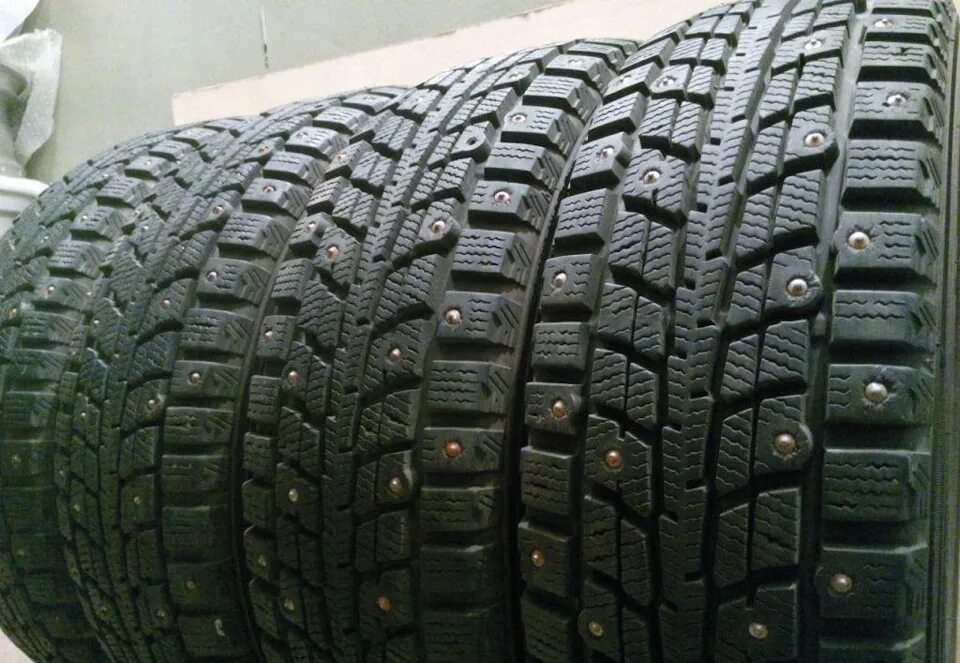 Купить зимнюю резину r15 спб. Данлоп Винтер айс 01. Dunlop Winter Ice 01 195/65 r15. Dunlop SP Winter Ice 01 215/55 r16. Dunlop SP Winter Ice 01 зимняя шипованная.