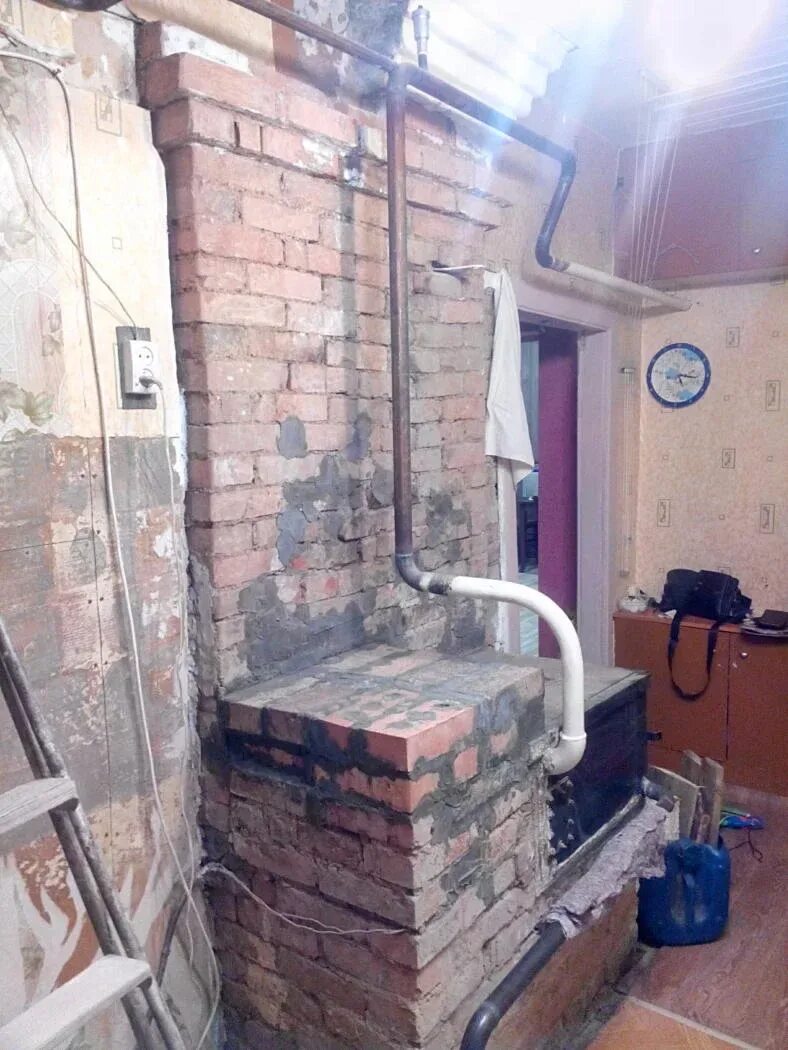 Котел из кирпича для дома. Котел в кирпичную печь. котельная с кирпичной печкой. встроенный котел в кирпичную печь. печь с котлом для отопления частного дома.