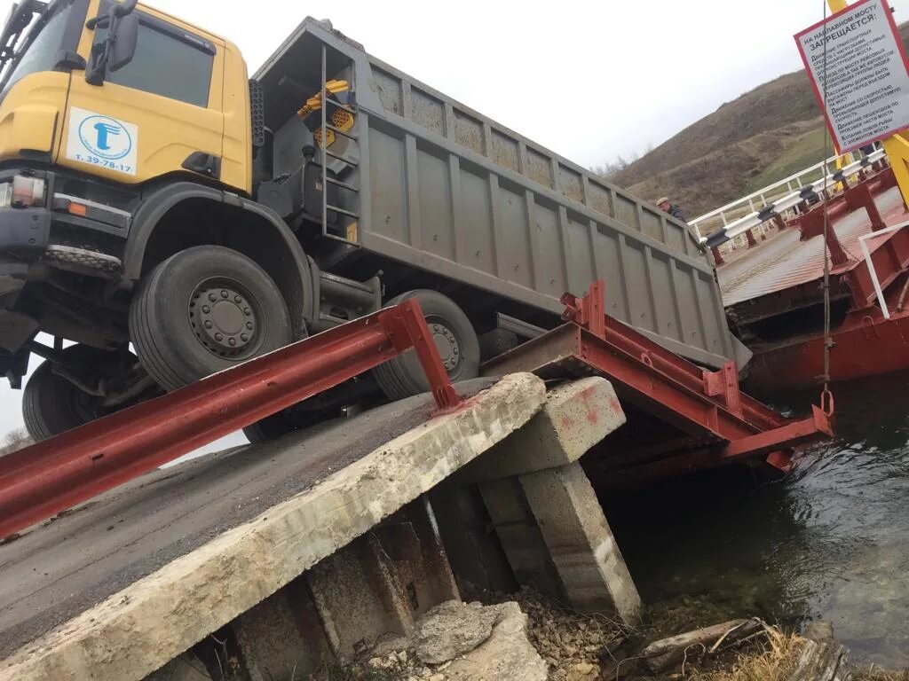 Замятино Липецкая область Понтонный мост. Понтонный мост Задонск. Грузовик с щебнем. Фура с щебнем. Грузи там