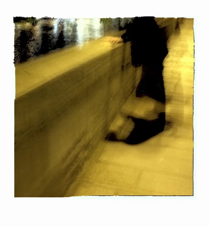 Тень. Падающие тени в рисунке. В тени падавшей на воду. Падающая капля. Девушка тонет.