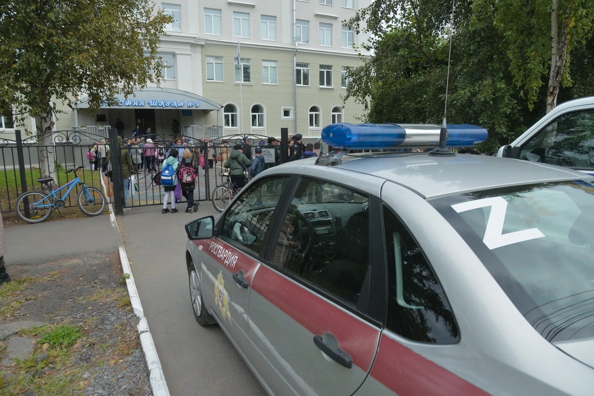 Полиция фото. Эвакуируют школы в Архангельске. Фото полицейского. Скорая полиция.