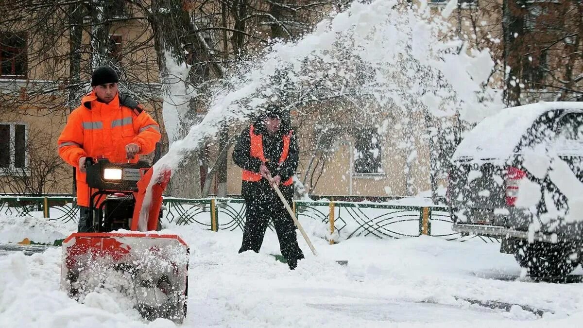Уборка зимнего. Уборка снега. дворник убирает снег. зимний труд. зимний труд людей.