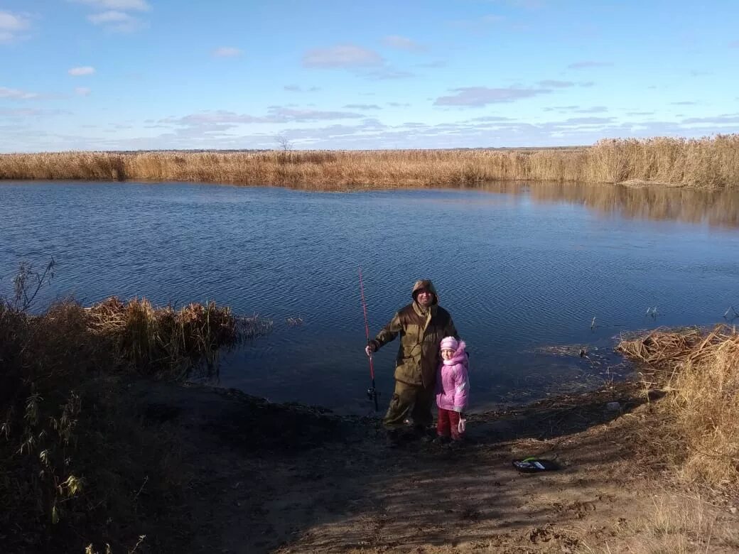 Родник рыбное. Лидинская плотина озеро рыбалка. Озеро Лидинская плотина Воскресенский район. Родник рыбалка. Река Сундырь.