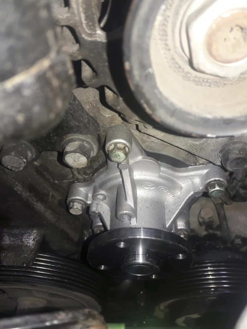 Помпа хендай элантра xd 1. Привод помпы акцент 16 клапанов. 6. Как поменять помпу на хендай. Шкив насоса охлаждающей жидкости хендай солярис.