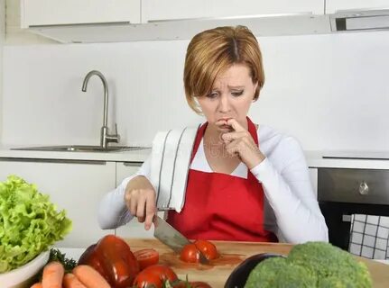 Она плачет на кухне