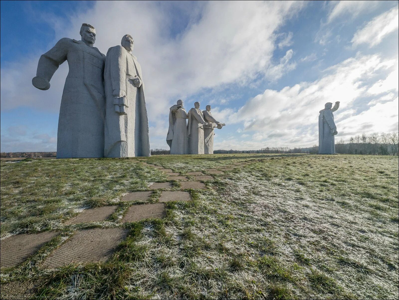 Памятник панфиловцам город. 28 Панфиловцев мемориал Дубосеково. Мемориал «героям-панфиловцам» в Дубосеково. Мемориальный комплекс в Дубосеково. Памятник панфиловцам в Дубосеково.