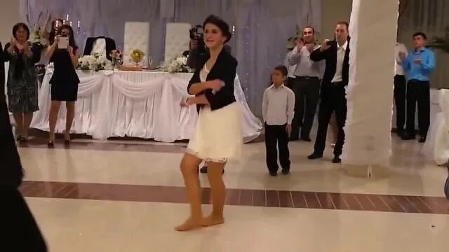 Девочка танцует на свадьбе. Девочка танцует на свадьбе. Девушка на свадьбе пляшет. Прикольные танцы на свадьбах. Света зажигает на свадьбе.