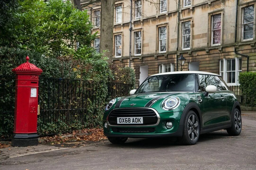 Мини купер дубровский. Mini Cooper s 2022 British Racing Green. Mini Cooper зеленый 2022. Мини Купер 2022 зеленый. Мини Купер 2019.