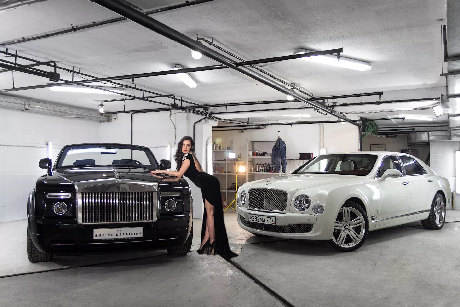 Two rolls. Bentley Mulsanne vs Rolls Royce Phantom. Детейлинг Роллс Ройс. Детейлинг полировка Роллс Ройс. Бентли Мульсан и девушки.