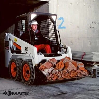 Бобкэт 770. Машинист минипогрузчика вакансии. Машинист минипогрузчика фото. Погрузчик case sv300. Мини погрузчик лонкинг 307.