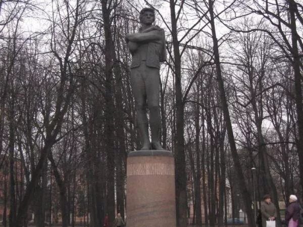 Памятник Федору Волкову в Ярославле. Ярославль памятник Федору Григорьевичу. Памятник Федору Григорьевичу Волкову. Памятник Волкова Ярославль. Памятник федору волкову