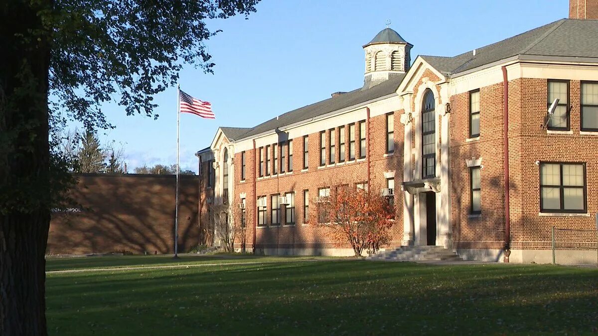 Средняя школа в сша. Хай скул школа в США. Школа Элктон Хилл США. Старшая средняя школа в США. Государственные школы в США.