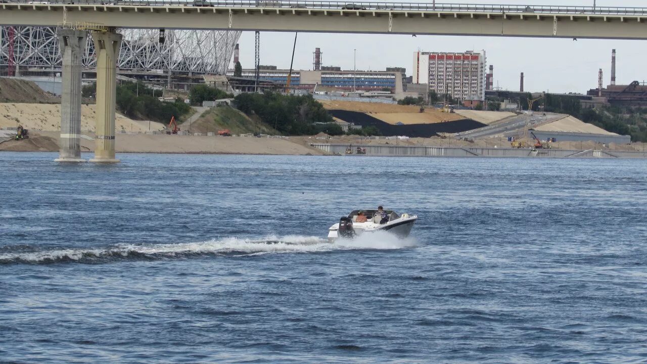 Волга река баржи Волгоград. Пристань Краснослободск Волгоград. Левой берег Волга вволггограад. Левый берег Волги Волгоград. Вода в волге волгоград сегодня