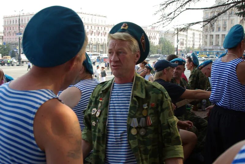 Форма советского десантника. Толстый десантник. Вдв спецназ вдв - голубые береты. Дальневосточная столица вдв голубые береты. 80 десантников.