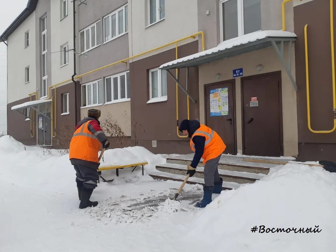 Уборка придомовой территории зимой. Уборка придомовой территории от снега. Зимняя уборка дворовых территорий. Для уборки снега дворника. Снежный двор.