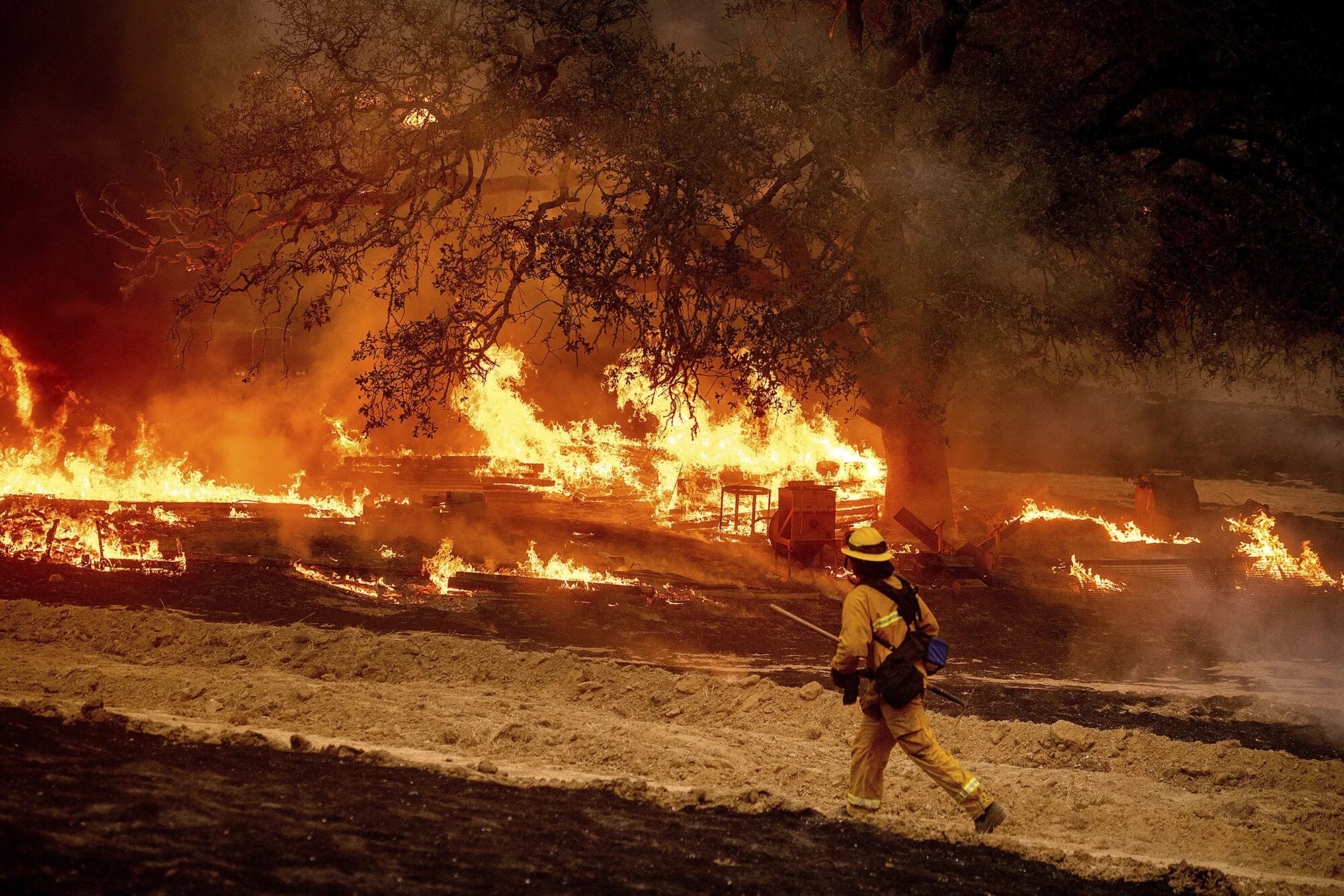Пожары в Калифорнии 2020. Пожарный Калифорния. Сильный пожар. После сильного пожара