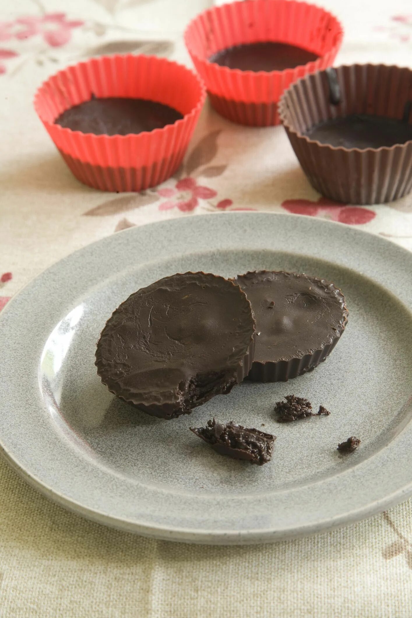 Chocolate cups. Шоколадный стаканчик. Шоколадная чашка. Торт с шоколадной чашей. Шоколадные чашечки из шоколада.