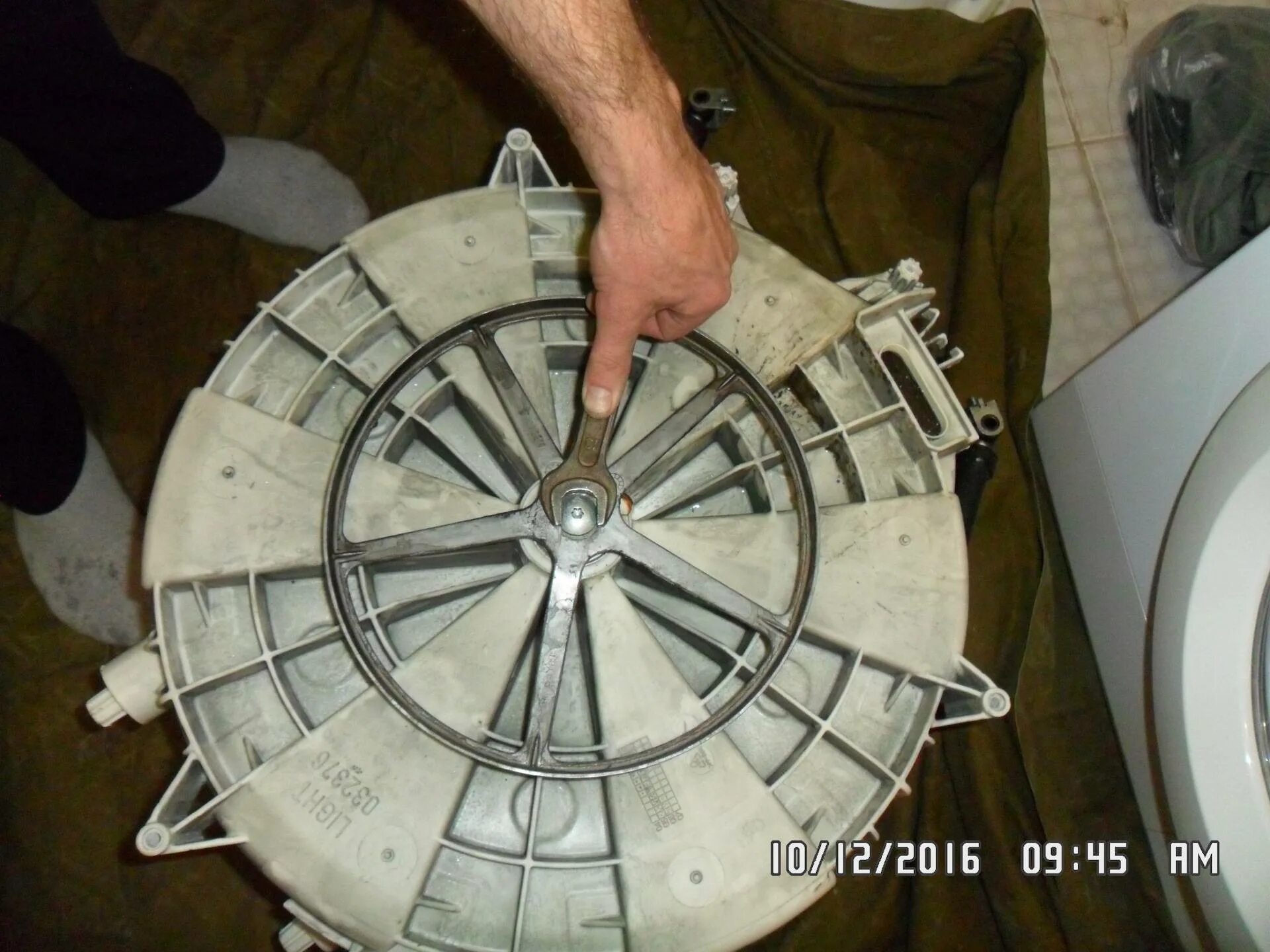 Как снять барабан со стиральной машины индезит. Подшипники барабана машинки indesit wisn 82. Как снять барабан со стиральной машины индезит. Как снять барабан со стиральной машины индезит. Крепление барабана стиральной машины indesit.