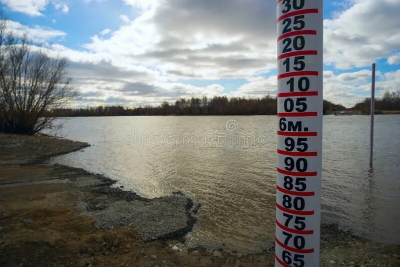 Замер уровня воды в реке. Уровень воды в водоеме. Измерение уровня воды в реке. Линейка уровня воды. Рейка для измерения уровня воды.