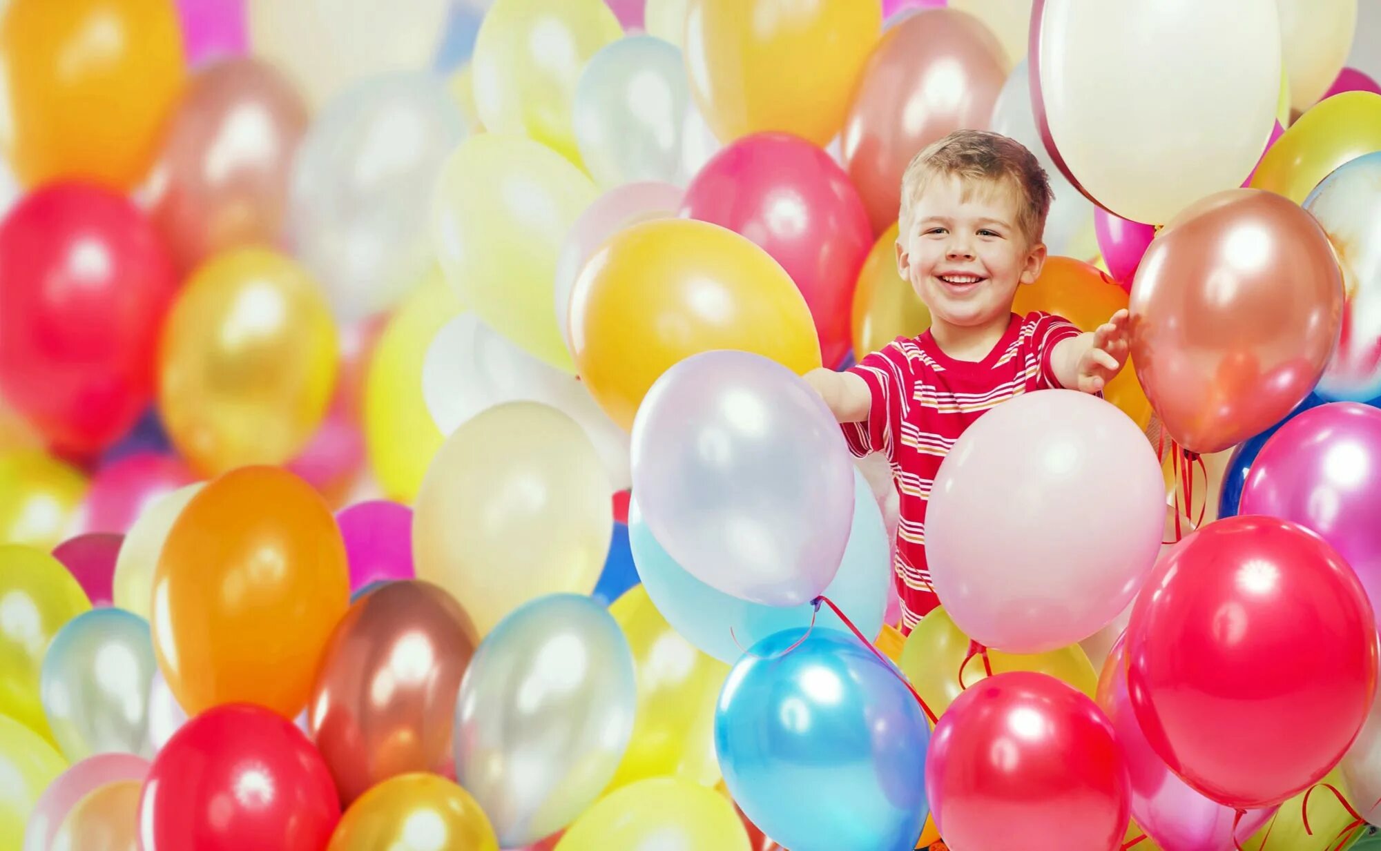 Шарики праздник. Дети с воздушными шариками. Детский праздник с шарами. Счастливые дети с воздушными шарами.