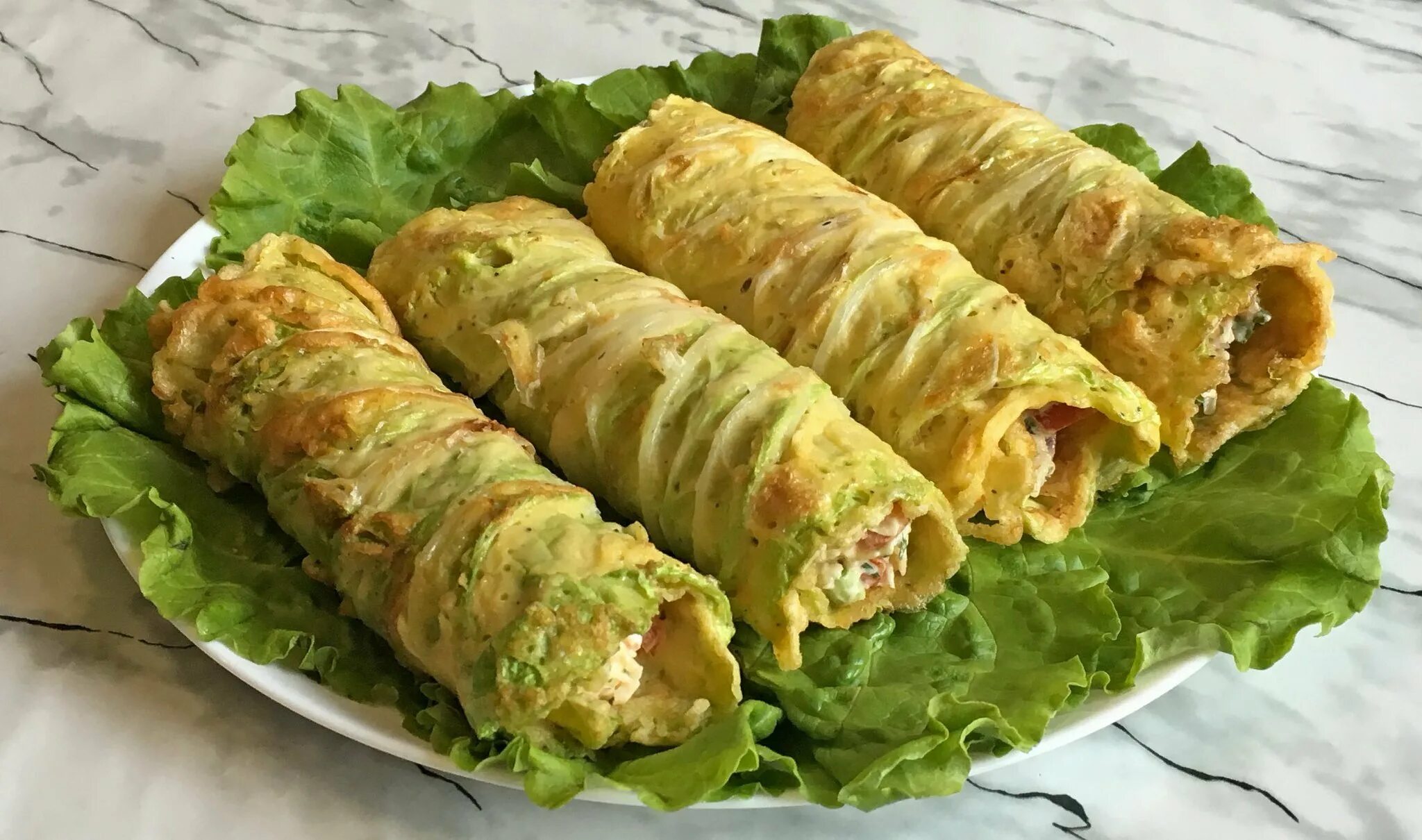Рулет из листа салата. Закуска из пекинской капусты рулет. голубцы с пекинской капустой. рулетики в пекинской капусте. рклетя с фаршем из пекинской капусты.