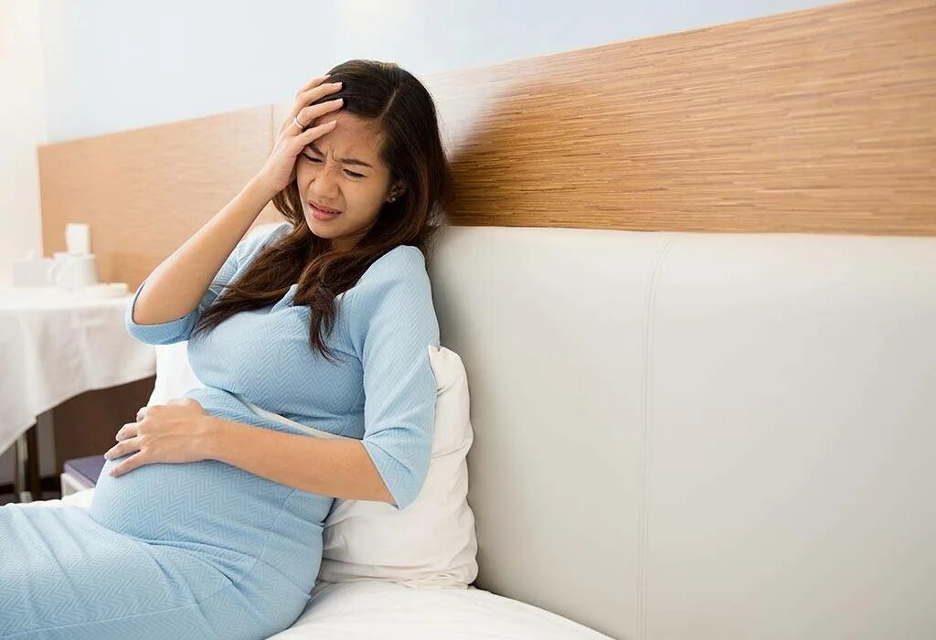 Боли во время беременности. Боли у беременных женщин. Беременная азиатка. Самочувствие беременной. Больная беременная женщина.