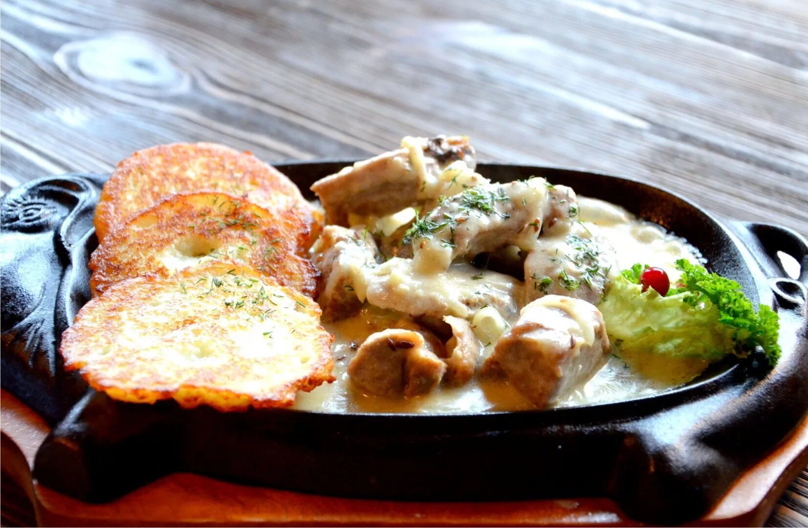 Белорусская кухня мачанка. Мачанка с драниками. Национальная белорусская кухня мочанка. Белорусское блюдо мочанка