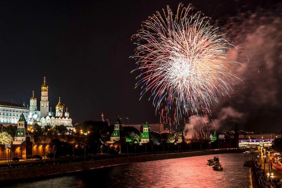 Поздравляю с днем москвы. Салют Новодевичий монастырь. Московский Кремль салют. С днем города Москва. Праздничная Москва.