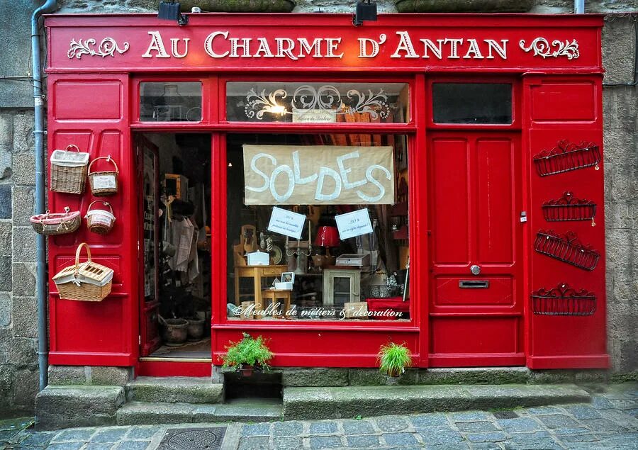 The bank is the shop. Magazine shop. French shop photo. Small shop in France. Dave что это в магазине.
