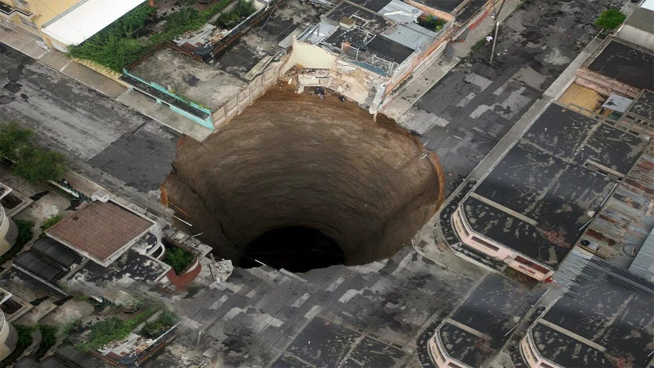 Большая дыра в земле. Дыра в городе Гвадалахара, Мексика, 2010 год.. Карстовая воронка в Мексике. Карстовая воронка в городе Мирный. Огромная дыра в земле.