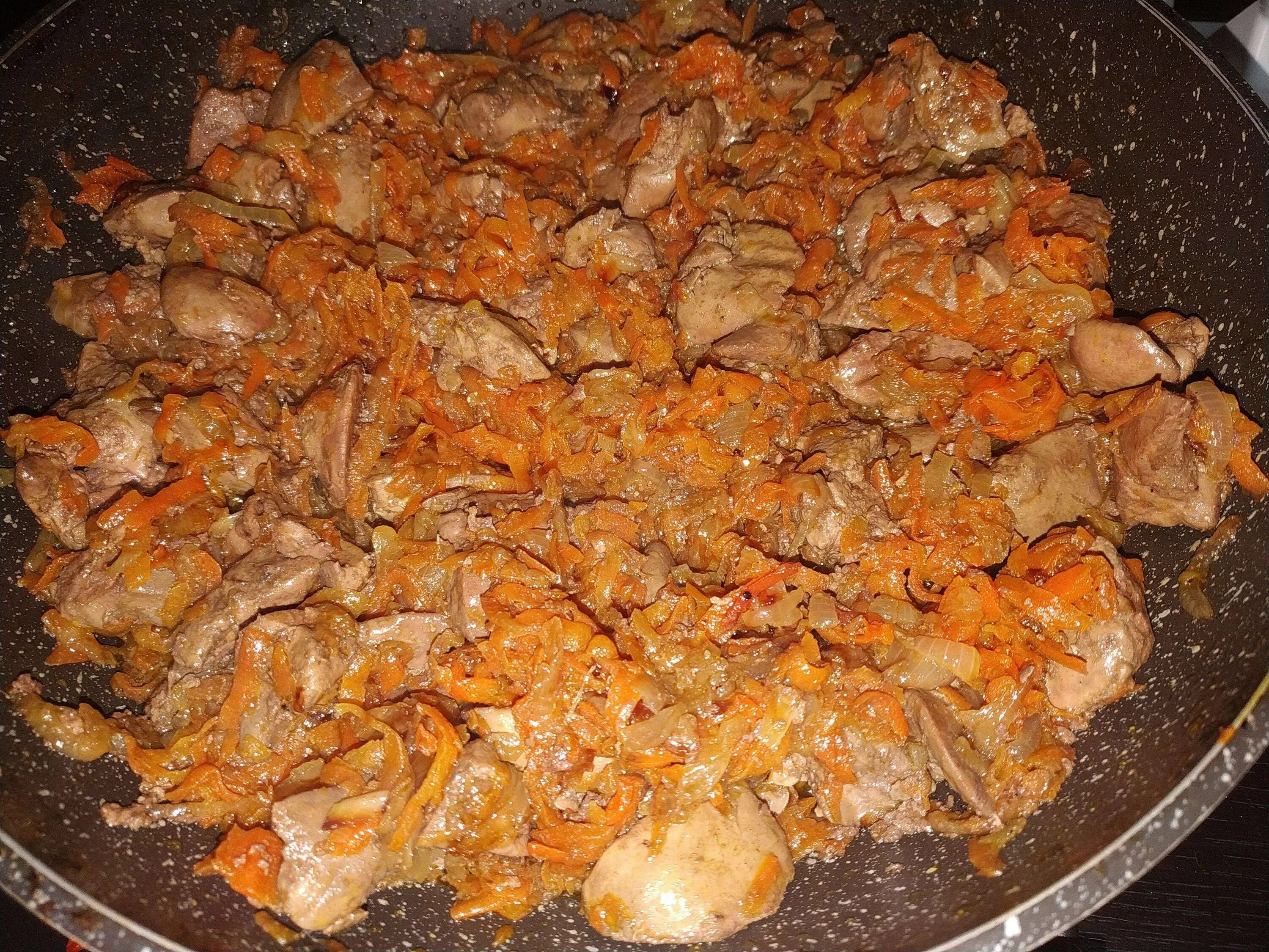 Куриная печень с луком морковкой