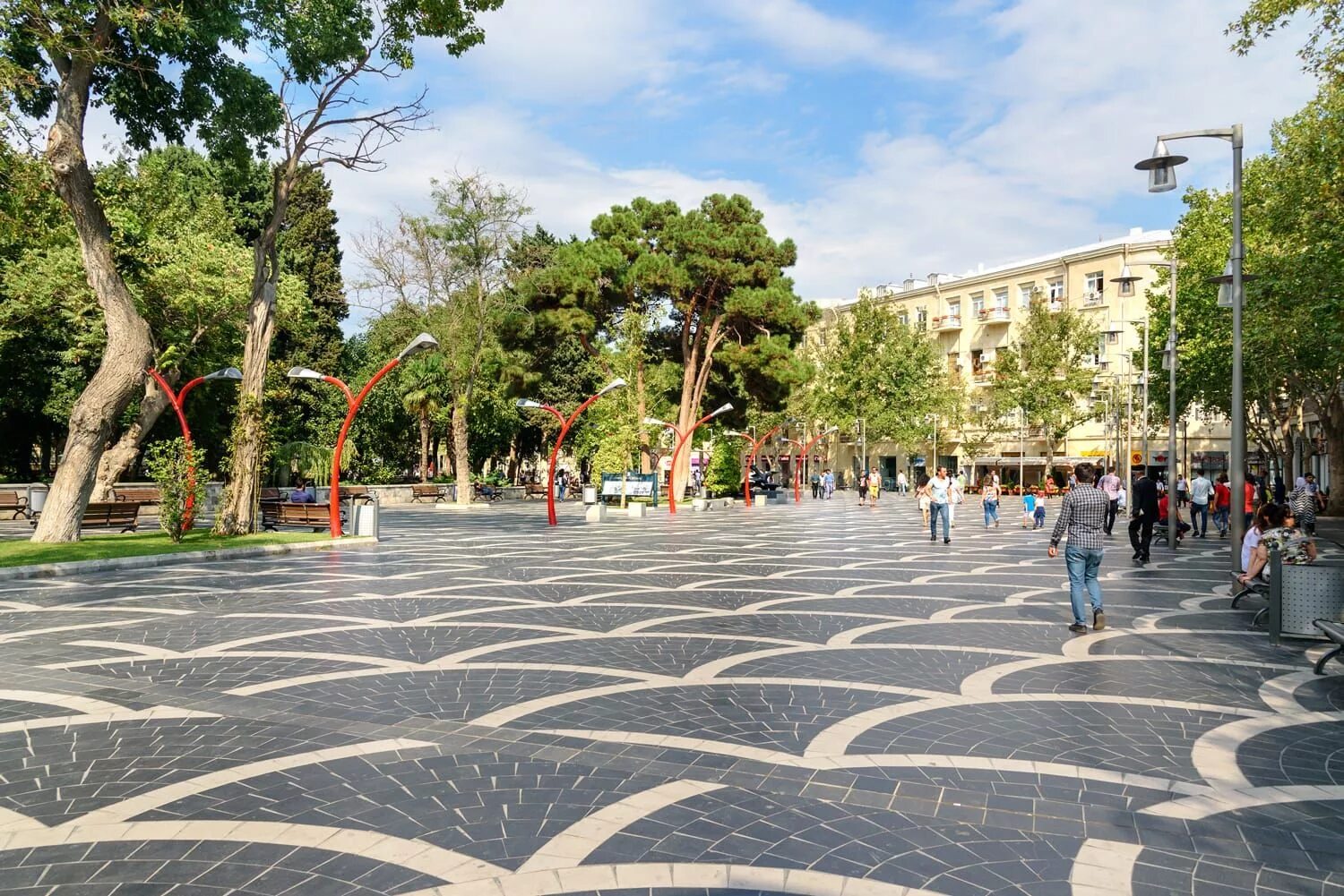 Азербайджан в сентябре. Баку сквер Низами. Баку площадь в центре города. Площадь свободы (Баку). Баку площадь молодежи.