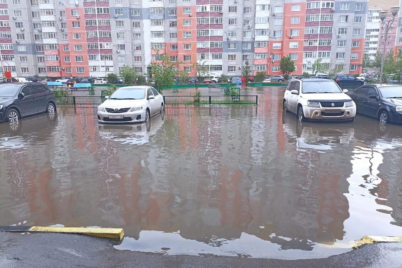 Тюмень топит. Лужи Тюмень. Тюмень потоп. Тюмень затопило. Тюмень дождь.